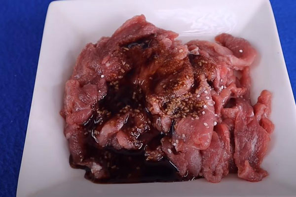 cắt thịt bò thành miếng vừa ăn và ướp gia vị